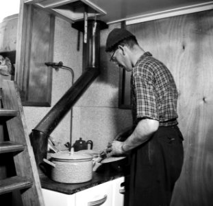 Bemanningslid Jan Slijper bij het aanrecht in zijn verblijf op de Damco 230, Bestanddeelnr 254-1610