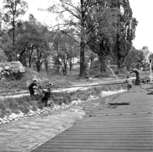 Bemanningslid Jan Slijper helpt de loods en zijn fiets op de oever van de Rijn …, Bestanddeelnr 254-1578