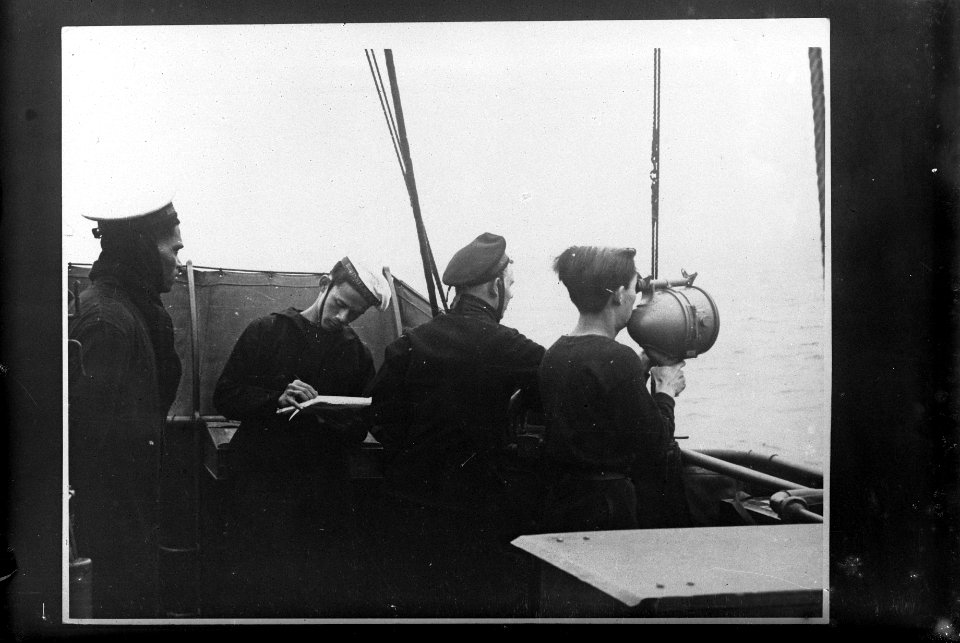 Bemanningsleden marineschip, waaronder Indonesische matrozen, Bestanddeelnr 900-6374