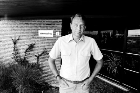 Ben Essing voor zijn kantoor, Bestanddeelnr 930-3906