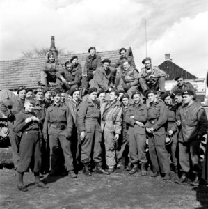 Bemanningen van een Britse tankeenheid (Guards Armoured Division) poseren voor, Bestanddeelnr 900-2397