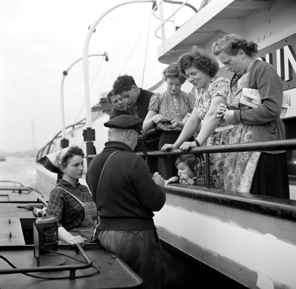 Bemanningsleden en enkele van hun vrouwen met rechts schippersvrouw Rieb bij een, Bestanddeelnr 254-1481