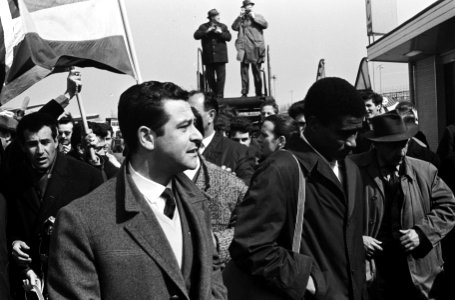 Benfica in Nederland, hier op platform van Schiphol, geheel rechts Eusébio, Bestanddeelnr 915-0173