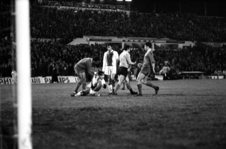 Benfica tegen Ajax 1-3 Coluna (links) aanvoerder Benfica in woede met handen om , Bestanddeelnr 922-1215