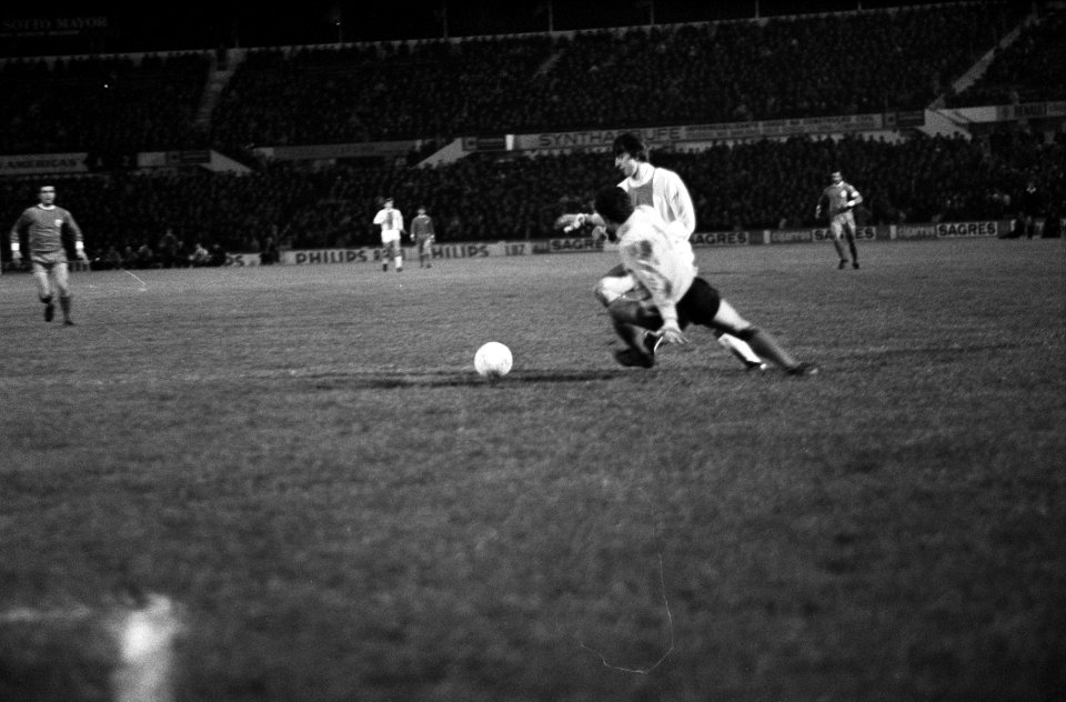 Benfica tegen Ajax 1-3 Johan Cruijff maakt 3e doelpunt voor Ajax, Bestanddeelnr 922-1212