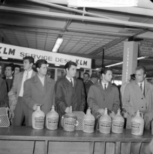 Benfica op Schiphol met ongeveer 80 liter wijn, Bestanddeelnr 913-8239