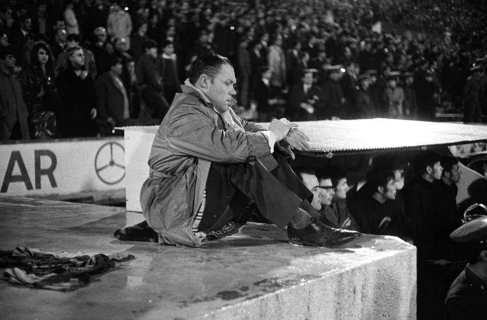 Benfica tegen Ajax 1-3. Trainer Rinus Michels kijkt op zijn horloge, Bestanddeelnr 922-1213