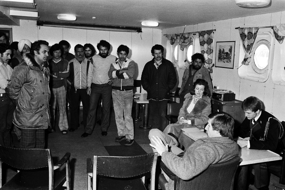 Bemanning spreekt met een inspecteur van de International Transport Workers' Fed, Bestanddeelnr 932-5188