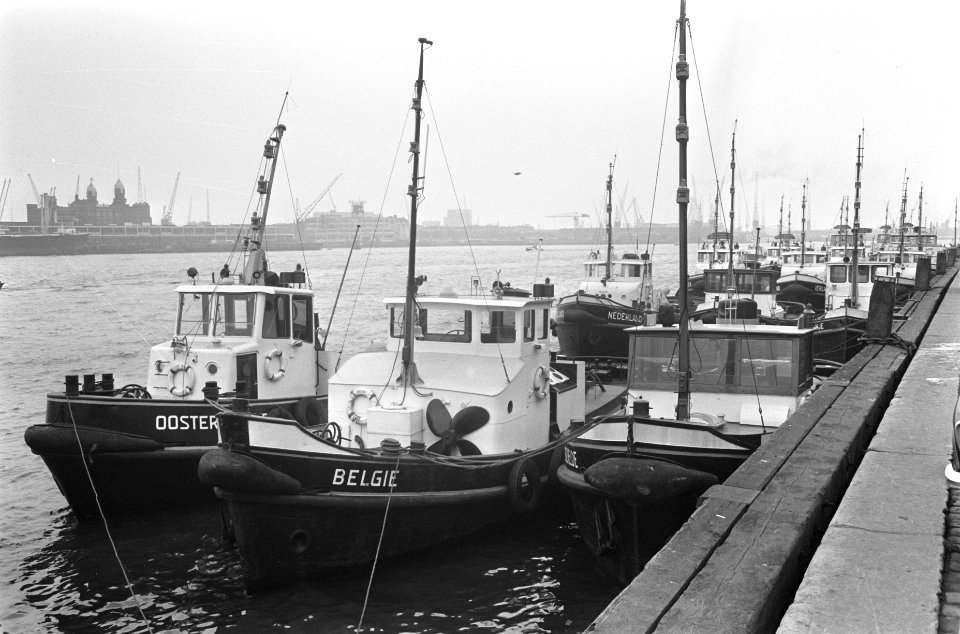 Bemanning sleepboten Rotterdam staakt sleepboten (havensleepboten), Bestanddeelnr 921-9944