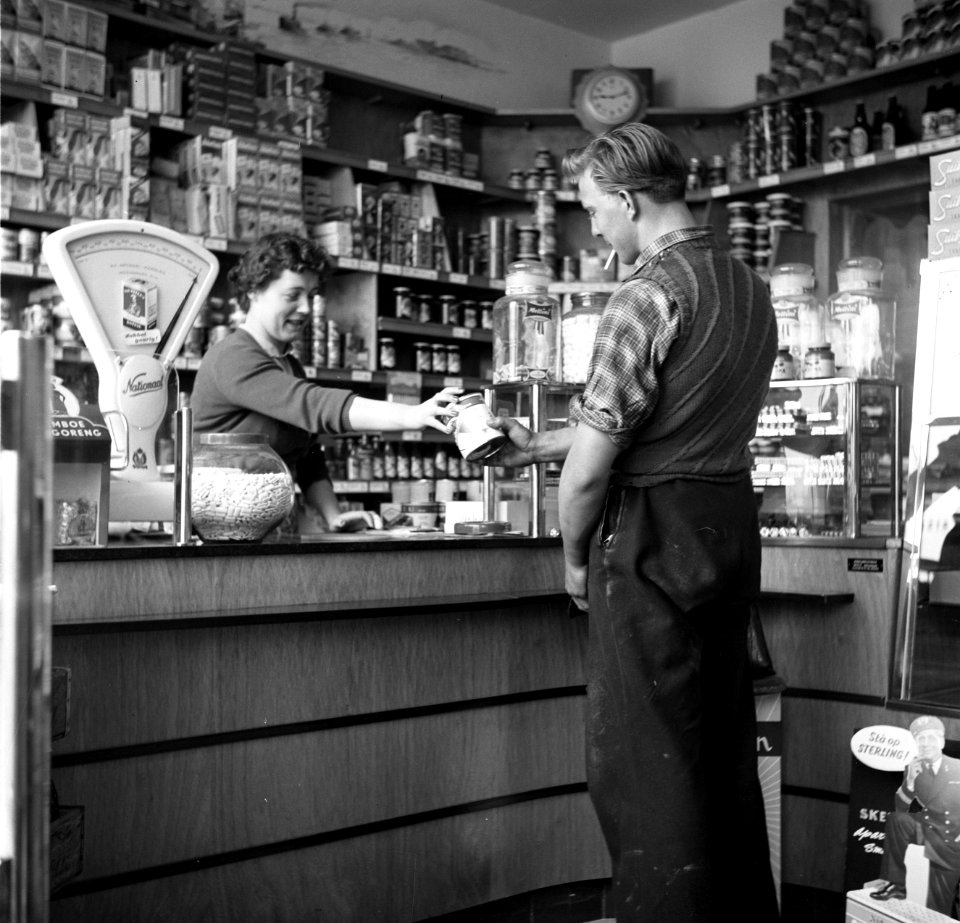 Bemanningslid Arthur doet inkopen in een kruidenierswinkel, Bestanddeelnr 254-1497