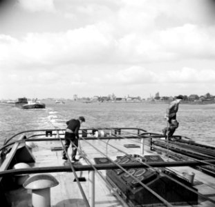 Bemanningsleden met v.l.n.r. Otto en Arthur schrobben het dek van de sleper Dam…, Bestanddeelnr 254-1393