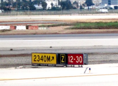 Ben Gurion International Airport taxiway signs