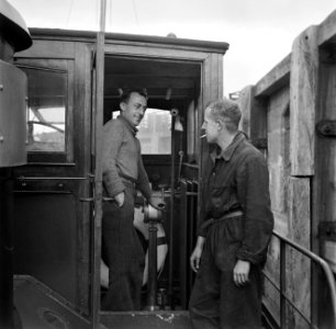 Bemanning van een baggerschip bij de stuurhut in de haven van Rosslare, Bestanddeelnr 191-0922
