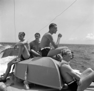 Bemanningsleden in zwemkleding op de patrouilleboot op Aruba, Bestanddeelnr 252-7992