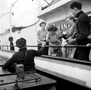 Bemanningsleden en enkele van hun vrouwen met 2e v.r. schippersvrouw Rieb en re…, Bestanddeelnr 254-1482