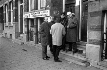 Bemanning sleepboten Rotterdam staakt voor het gebouw van de OVB wordt door stak, Bestanddeelnr 921-9942