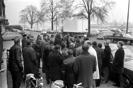 Bemanning sleepboten Rotterdam staakt stakers discussier op kade langs de Maas, Bestanddeelnr 921-9943