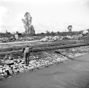 Bemanningslid hangend aan de zwaaiboom van de Damco 230, Bestanddeelnr 254-1598