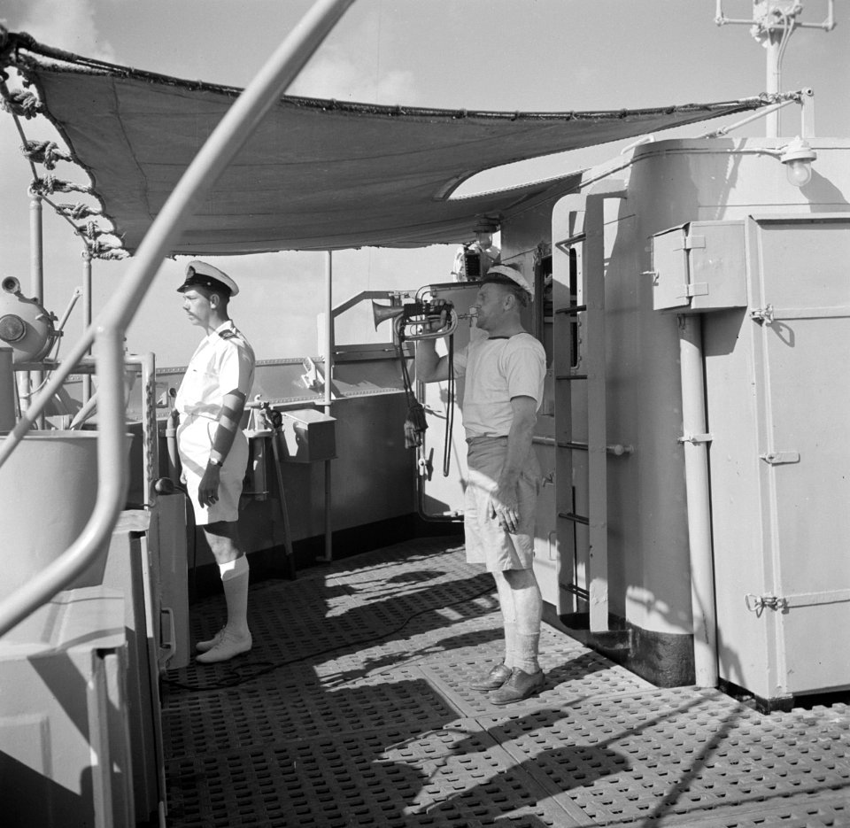Bemanning van de Hr Ms van Speijk de matroos blaast trompet, Bestanddeelnr 252-8506