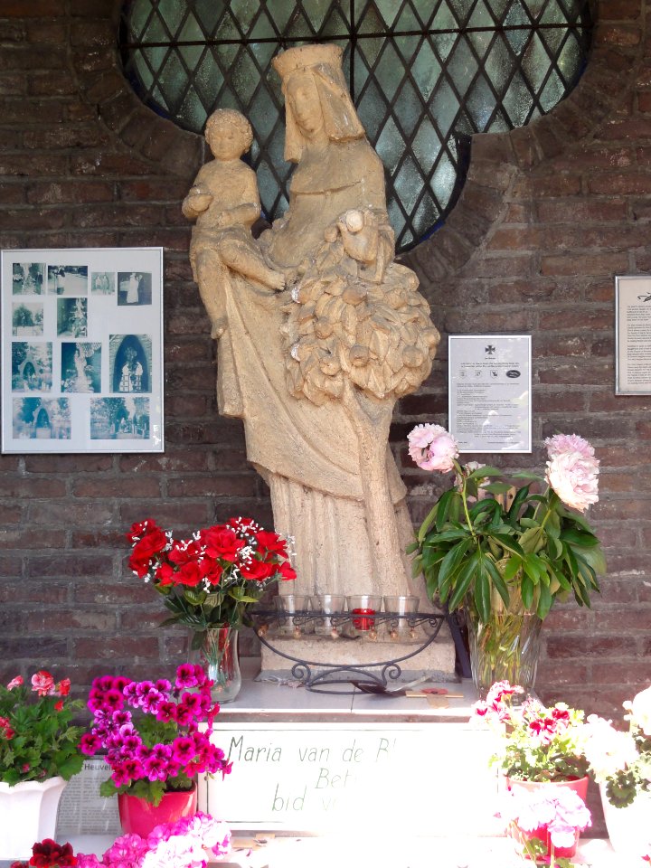 Bemmel, kapel op de heuvel, beeld OLV van de Bloeiende Betuwe