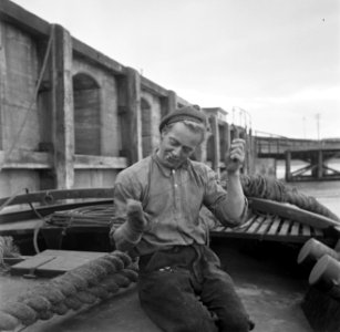 Bemanningslid van een baggerschip in de haven van Rosslare bezig met sokken stop, Bestanddeelnr 191-0923