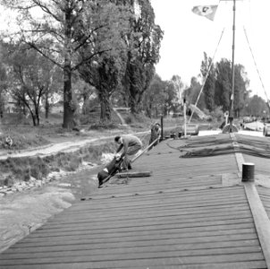 Bemanningslid Jan Slijper wordt door schipper Willem van Geijn aan boord van de…, Bestanddeelnr 254-1601