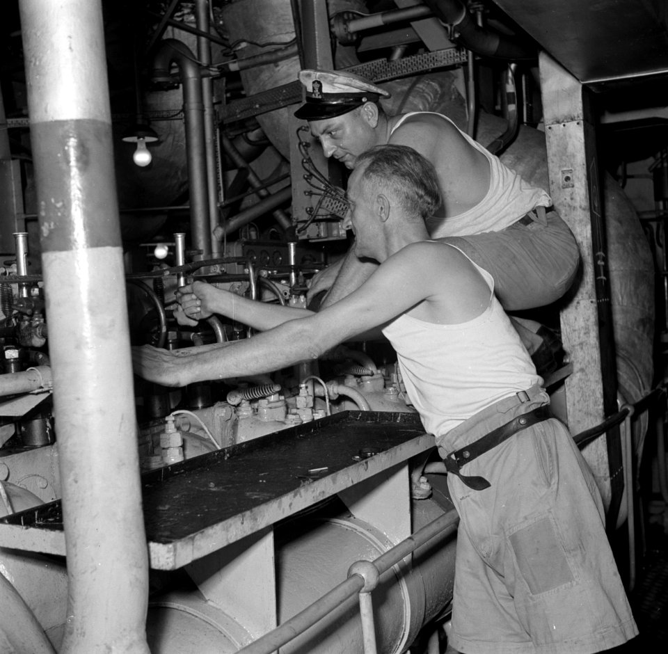 Bemanningsleden in de machinekamer van Hr Ms Van Speijk, Bestanddeelnr 252-8518