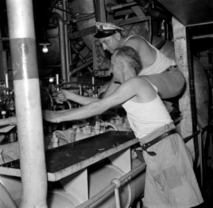 Bemanningsleden in de machinekamer van Hr Ms Van Speijk, Bestanddeelnr 252-8518