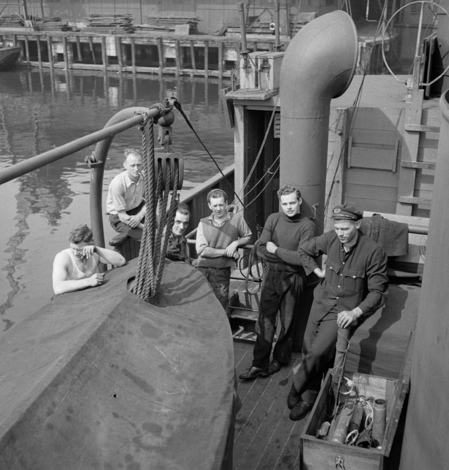 Bemanningsleden van een Nederlandse kustvaarder in geallieerde dienst, in de hav, Bestanddeelnr 935-2797