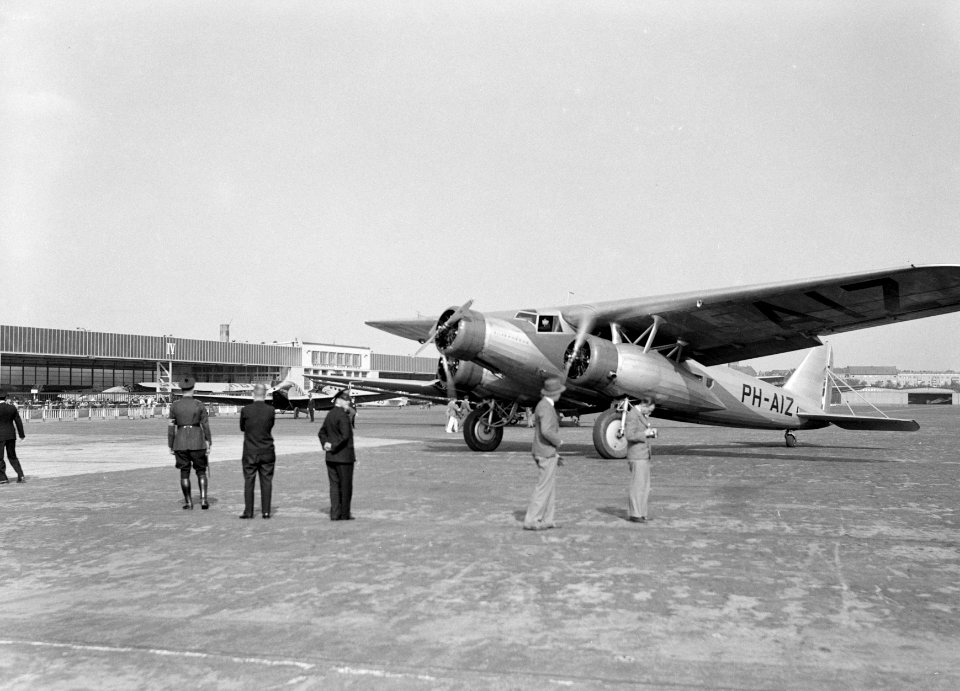 Bemanning en luchthavenpersoneel bij de Fokker F.XX PH-AIZ Zilvermeeuw van de KL, Bestanddeelnr 190-0063