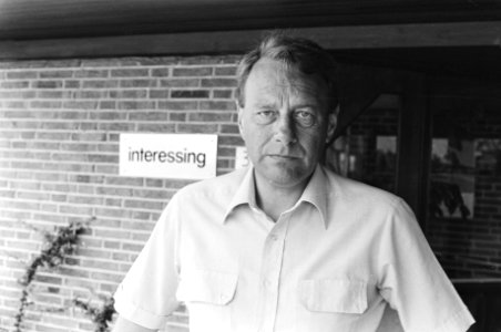 Ben Essing voor zijn kantoor inter-essing, Bestanddeelnr 930-3904