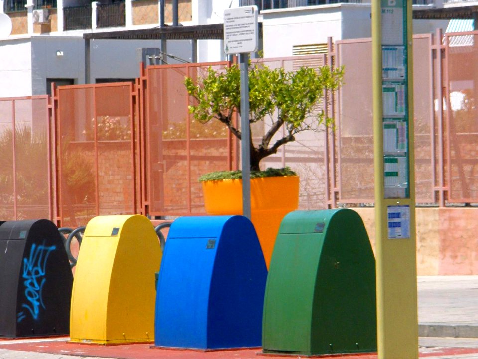 Benalmádena - Contenedores de reciclaje en Arroyo de la Miel 1