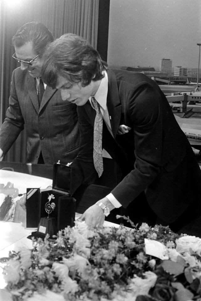 Ben Cramer arriveert op Schiphol na het winnen van de Discovery-prijs in Rio d, Bestanddeelnr 922-8519