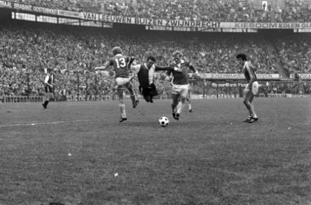 Ben Wijnstekers (midden) wordt ten val gebracht penalty, Bestanddeelnr 930-1739