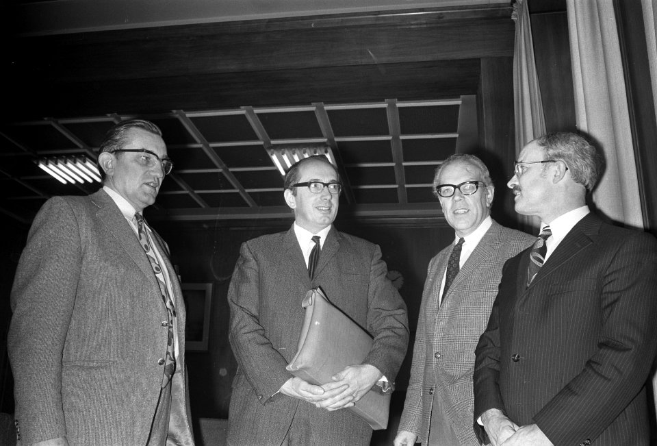 Bemiddelaars in metaalconflict plegen overleg in Amsterdam met delegatie van NVV, Bestanddeelnr 925-3759