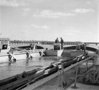 Bemanning aan boord van een baggermolen in de haven van Rosslare, Bestanddeelnr 191-0916