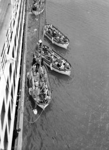Bemanning oefent met de reddingsmiddelen voor de afvaart ('sloepenrol'), Bestanddeelnr 191-0242