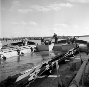 Bemanning aan het werk op een baggermolen in de haven van Rosslare, Bestanddeelnr 191-0919