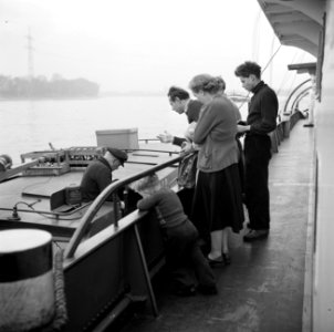 Bemanning met v.l.n.r. Walter Rieb, schippersvrouw Rieb en bemanningslid Otto b…, Bestanddeelnr 254-1480