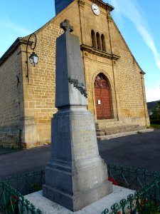 Belval (Ardennes) monument aux morts devant l'église