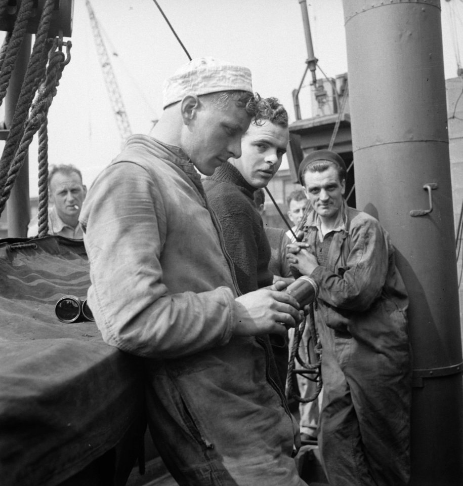 Bemanningsleden van een Nederlandse kustvaarder in geallieerde dienst, in de hav, Bestanddeelnr 935-2799
