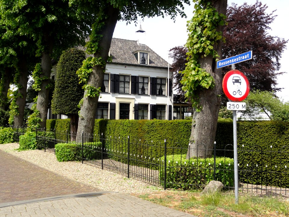 Bemmel Rijksmonument 8940 huis Ressensestraat 2 (met straatnaambord)