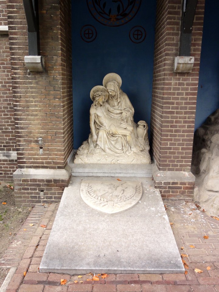 Beers Rijksmonument 521389 Graf Burgemeester Thijssen met pietabeeld