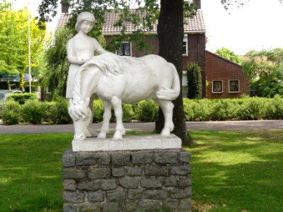 Bemmel (Lingewaard) beeld paard met meisje (het paard)