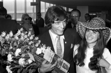 Ben Cramer arriveert op Schiphol na het winnen van de Discovery-prijs in Rio d, Bestanddeelnr 922-8518