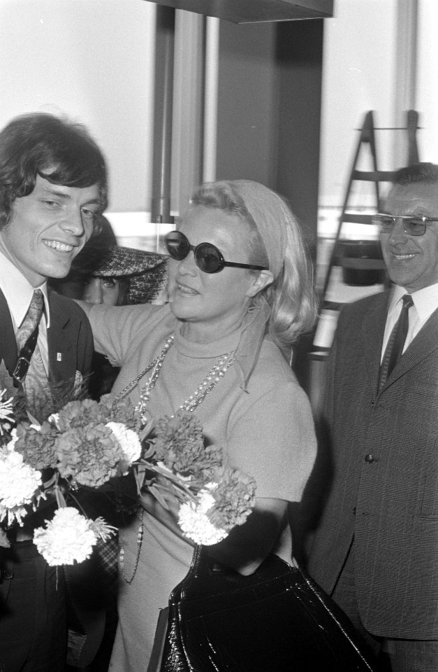 Ben Cramer arriveert op Schiphol na het winnen van de Discovery-prijs in Rio d, Bestanddeelnr 922-8520
