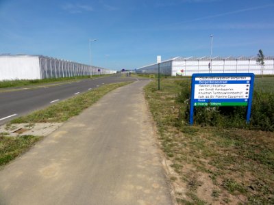 Bemmel (Lingewaard) glasuinbouwgebied Bergerden, straat met fietspaden