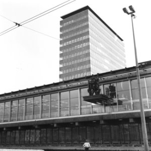 Beeld van Zadkine onthuld voor gebouw Nederlandse Bank Frederiksplein. Het beeld, Bestanddeelnr 920-8848
