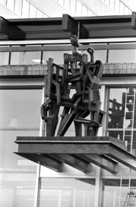 Beeld van Zadkine onthuld voor gebouw Nederlandse Bank Frederiksplein. Het beeld, Bestanddeelnr 920-8844