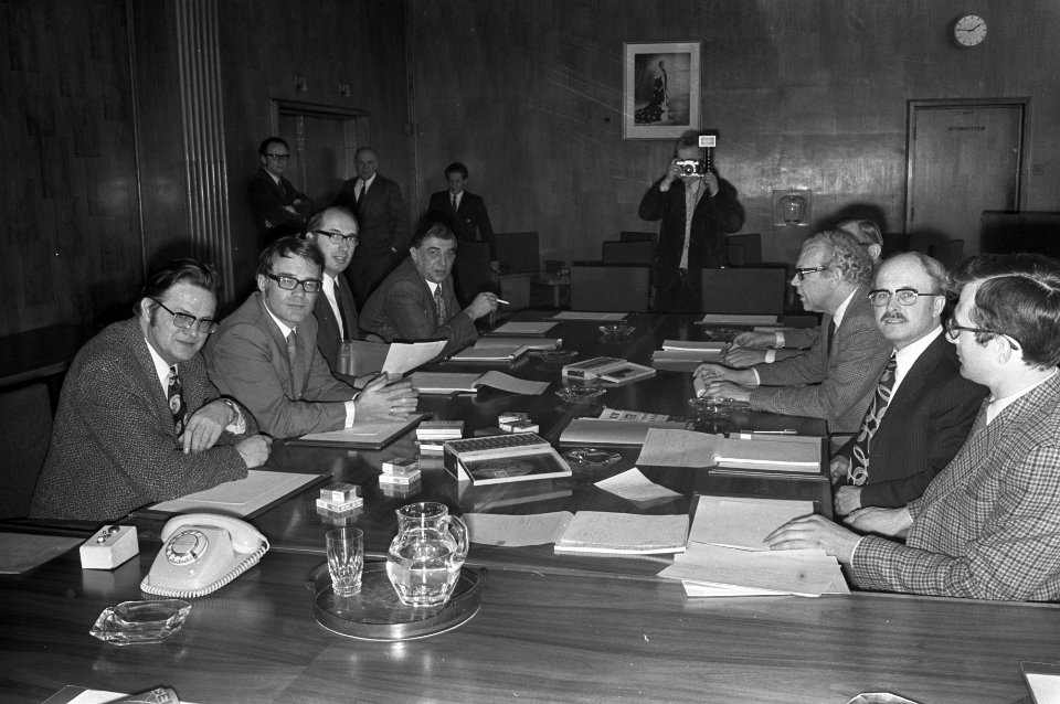 Bemiddelaars in metaalconflict plegen overleg in Amsterdam met delegatie van NVV, Bestanddeelnr 925-3758